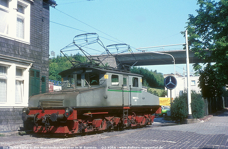 Die Dicke Berta in der Winchenbachstrasse in W-Barmen     (c) VOBA   www.bahnen-wuppertal.de