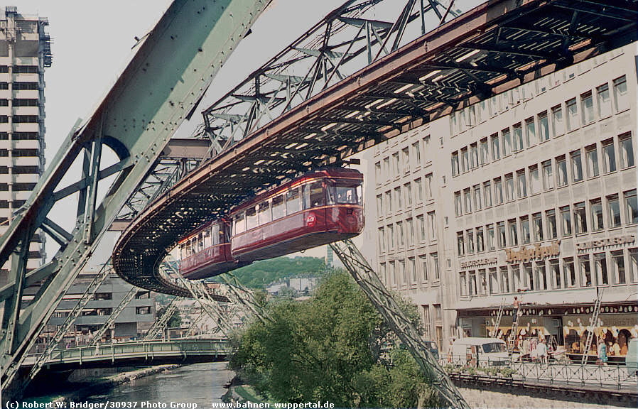 (c) Robert W. Bridger/30937 Photo Group     www.bahnen-wuppertal.de