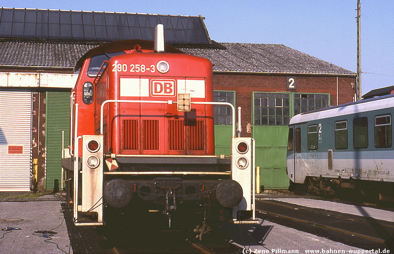 (c) Zeno Pillmann   www.bahnen-wuppertal.de