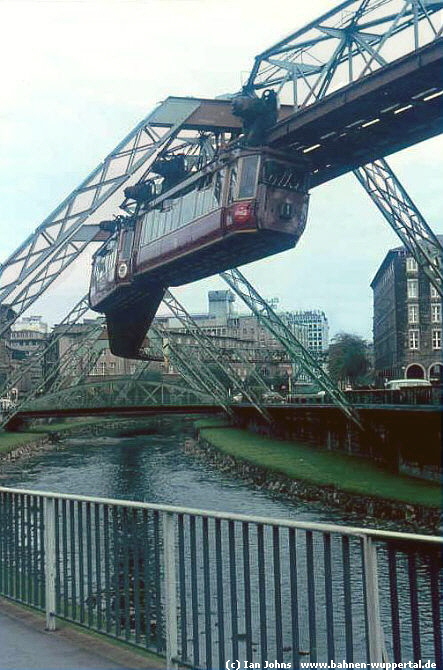 (c) Ian Johns   www.bahnen-wuppertal.de